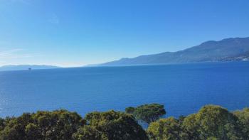 Deux terrains à bâtir pour deux bâtiments à 90 m de la mer avec vue panoramique sur la mer à Costabella, Bivio 