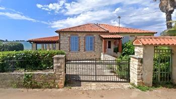 1ère rangée de la mer! Maison à Umag, à vendre! 