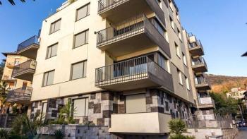 Neubau, Luxuswohnung im Zentrum von Opatija mit Dachterrasse und Panoramablick auf das Meer, Garage, Terrasse, zu verkaufen 