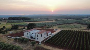 Neu gebaute Villa auf einem großartigen Grundstück in Kastelir, Porec, zu verkaufen 