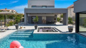 Fantastic modern villa in Zadar just 180 meters from the sea 