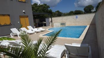 Large holiday villa with swimming pool in Valbandon, for sale 