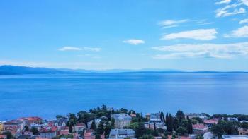 Terrain dans le centre d'Opatija pour la construction de 5 immeubles résidentiels ou 30 appartements avec vue panoramique sur la mer, à vendre 