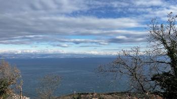 Stavební pozemek s panoramatickým výhledem na moře v Moščenici na prodej 