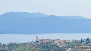 Terrain à bâtir de 1100m2 dans la région de Brsec avec vue directe sur la mer, à vendre 