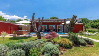 Spacieuse villa avec piscine à Buje, à vendre 