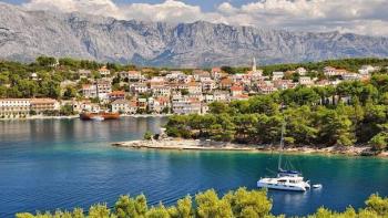 Villa moderne au bord de l'eau avec piscine à Povlja, île de Brac 