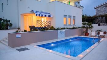 Appartement avec 2 chambres à 50 mètres de la mer dans résidence de luxe avec piscine, à vendre 