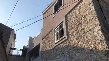 Maison en pierre dans un excellent emplacement à Medulin, à 1 km de la mer, à vendre 