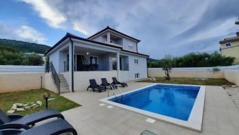 Villa à vendre dans la région de Labin, avec une vue magnifique sur la mer 