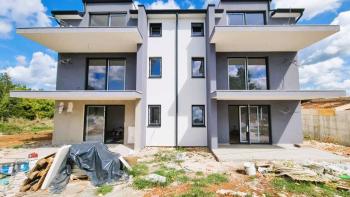 Apartament na pierwszym piętrze z widokiem na przyrodę w dzielnicy Porec, na sprzedaż 