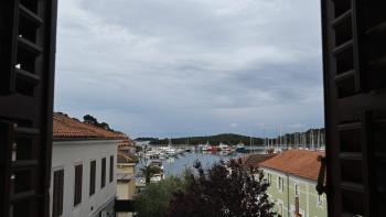  Bâtiment ancien unique dans le centre de Vrsar avec espace de bureau en bord de mer, à vendre ! 