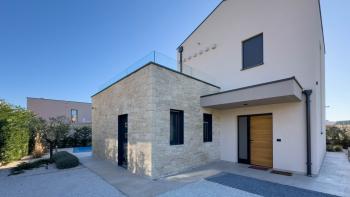 Modern villa in Poreč, just 1 km from the sea, for sale 