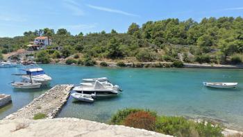 Terrain urbain sur l'île de Solta, 1ère ligne de mer, à vendre 