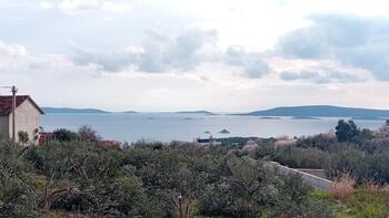 Städtisches Grundstück in der Gegend von Trogir, mit Meerblick, zu verkaufen 