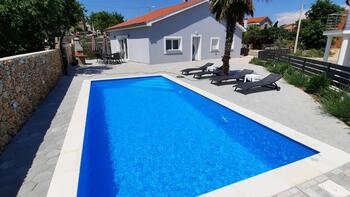 Ground floor with pool on Krk in Garica village, for sale 