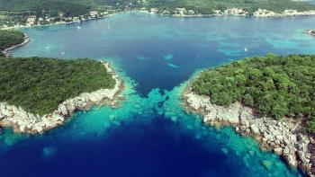 Île unique à vendre dans son ensemble dans la région de Dubrovnik à seulement 500 mètres du port continental le plus proche 