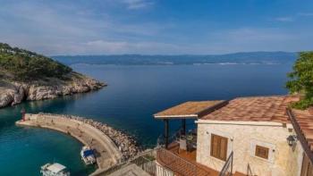 Maison romantique au bord de la vieille ville médiévale avec une vue fantastique sur la mer 