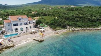 Belle villa nouvellement construite avec piscine à Peljesac directement sur la plage 