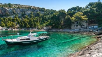 Robinson-style waterfront villa on Hvar right on a beach 