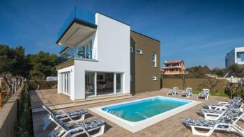 Modern villa in Fazana with sea view, just 700 meters from the sea 