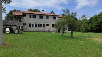 Large estate in Katoro area of Umag just 500 meters from the sea, land plot of 7357 sq.m. 