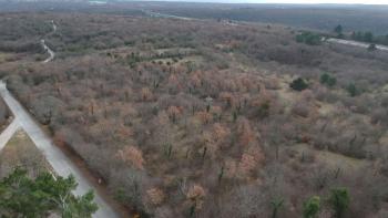 Terrain à vendre à Mrgani, Kanfanar sur 2 ha, près de Limska Draga 