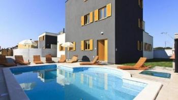 Two villas with swimming pool in Valbandon-Fažana 