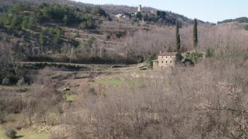 Grand terrain à Završje, Grožnjan avec des parties urbanisées et agricoles 