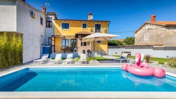 Belle villa avec piscine dans un environnement calme à Liznjan près de Pula 