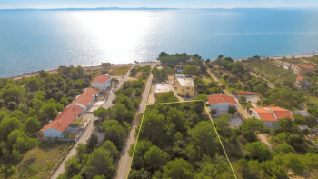 Terrain urbanisé sur l'île de Vir sur la 2ème ligne de la mer 