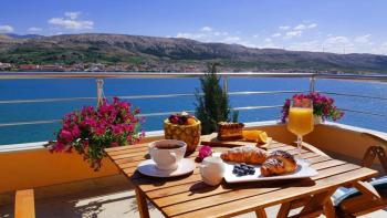 Mini-hôtel au premier rang de la mer sur l'île de Pag avec restaurant 