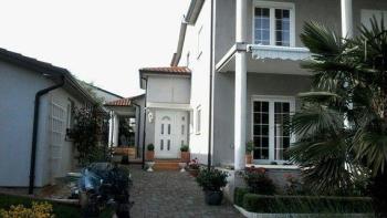 House of 3 apartments in Umag for sale, cca. 2,5 km from the sea 