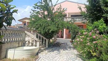 Attractive house with 6 apartments for sale in Meduliun just 200 meters from the sea! 