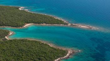 Immense terrain sur Mali Losinj - position front de mer 