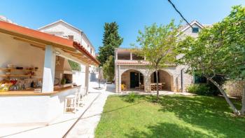 Villa en pierre dans la ville de Bol sur l'île de Brac, à seulement 400 mètres de la mer 