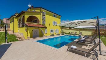 Property with 3 apartments and swimming pool for sale in Mušalež, Poreč 