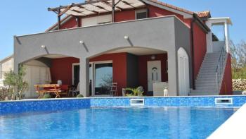 Beautiful villa with two apartments and a swimming pool, 800 meters from the sea 