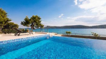 Impressionnante villa au bord de l'eau sans pareil dans la région de Sibenik 