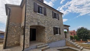 Maison nouvellement construite dans la région de Poreč avec vue sur la mer lointaine 