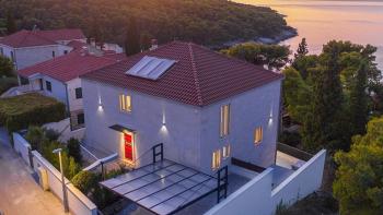 Superbe villa à Postira sur Brac avec place de bateau, à seulement 100 mètres du port de plaisance 