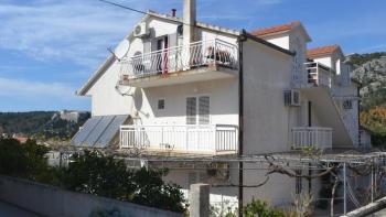 Appartement à vendre dans la ville de Hvar avec vue sur la mer 