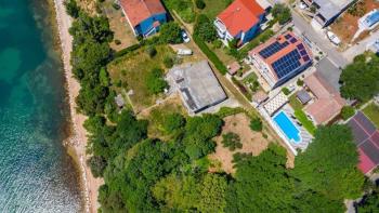 Hotel of 8 apartments in Posedarje, on the first row to the sea 