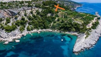 Terrain agricole en première ligne de mer à Hvar 