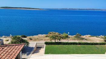 Appartement avec 3 chambres dans un nouveau bâtiment au premier rang de la mer 