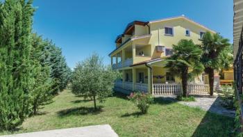 Apartment house of 6 apartments with swimming pool just 2 km from the sea in Porec area 