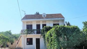 Quality house just 120 meters from the sea, with a large garden and parking in North-West part of Hvar 