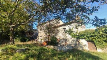 Stone house in Labin area with land plot of 3956 sq.m. 