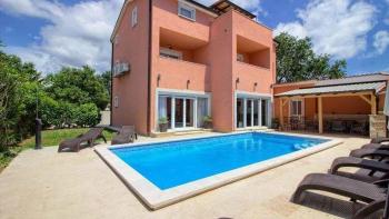 Villa with pool 300 m from the beach in Medulin 