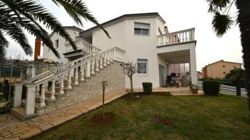 Apart-house of 6 apartments in Medulin, 50 meters from the sea 